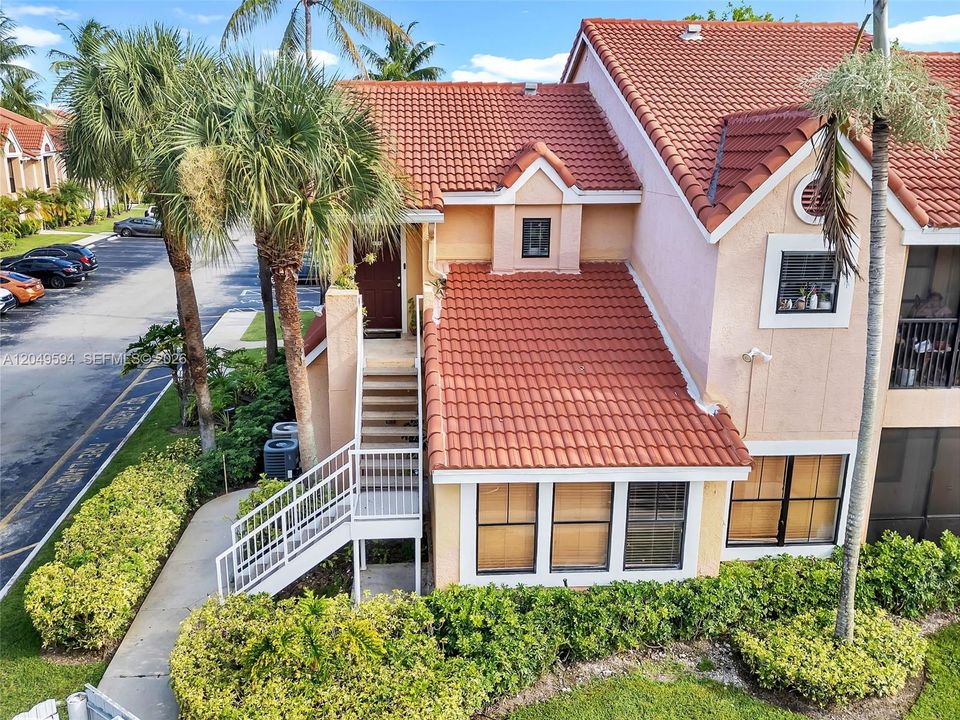 For Rent: $2,400 (2 beds, 2 baths, 979 Square Feet)
