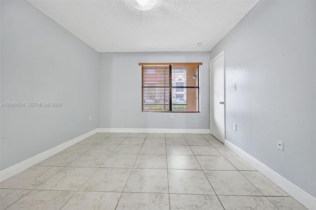 For Rent: $2,400 (2 beds, 2 baths, 979 Square Feet)
