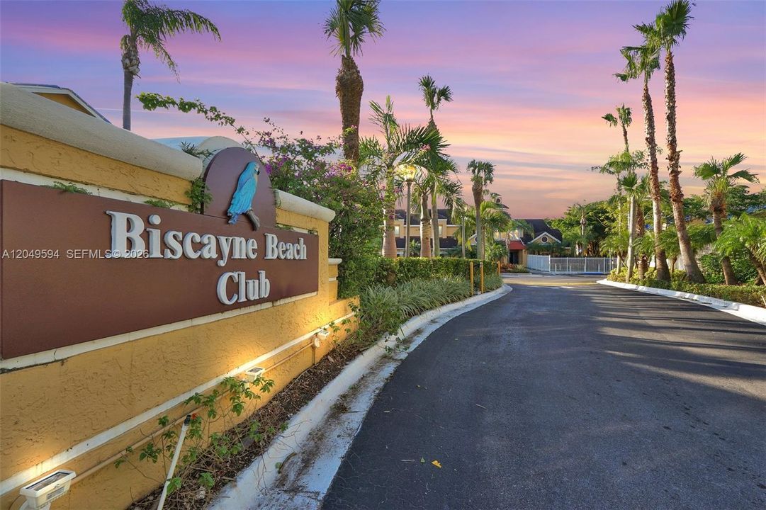 For Rent: $2,400 (2 beds, 2 baths, 979 Square Feet)
