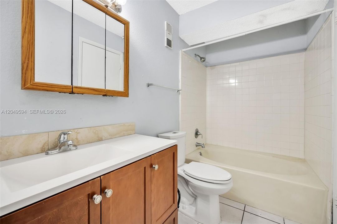 For Rent: $2,400 (2 beds, 2 baths, 979 Square Feet)