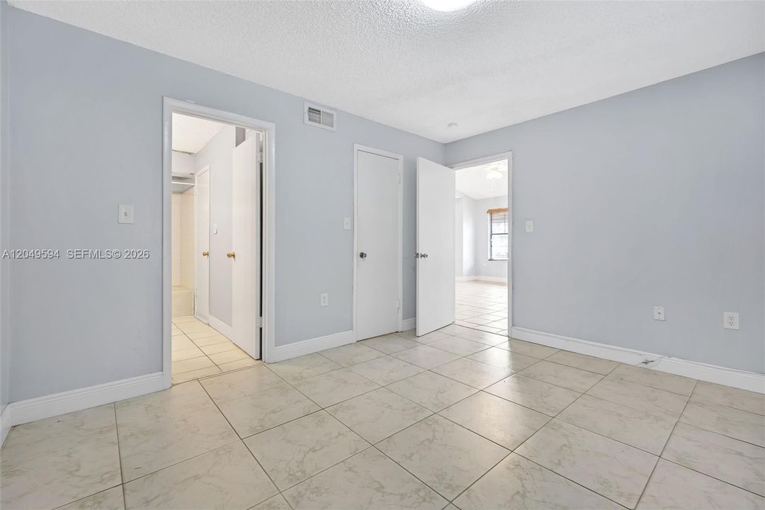For Rent: $2,400 (2 beds, 2 baths, 979 Square Feet)