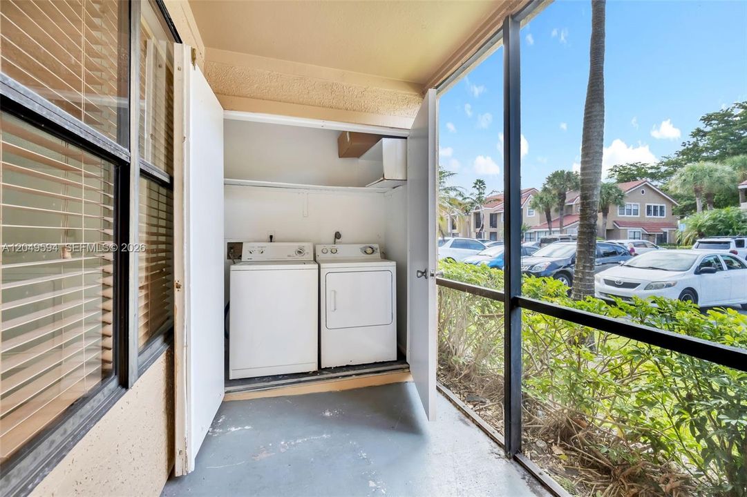 For Rent: $2,400 (2 beds, 2 baths, 979 Square Feet)