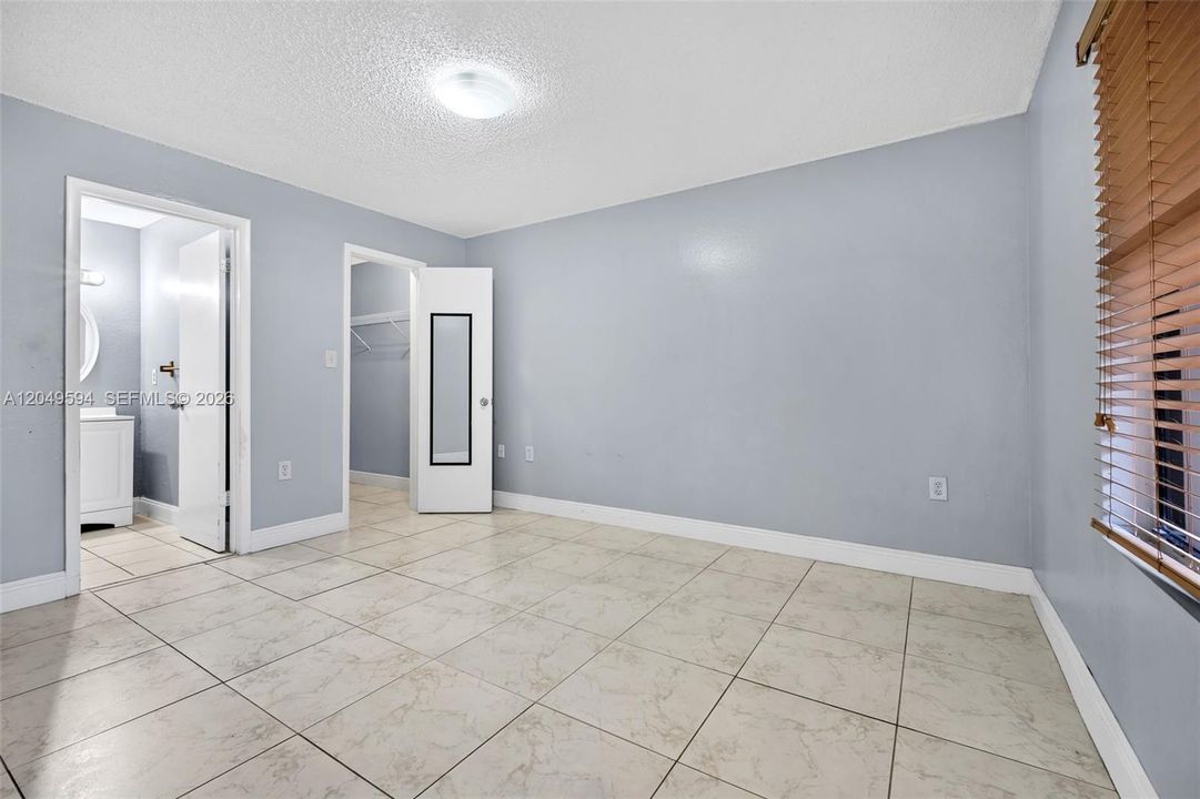 For Rent: $2,400 (2 beds, 2 baths, 979 Square Feet)