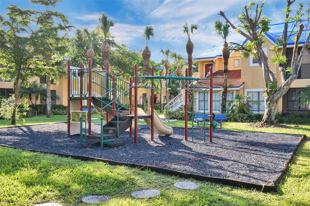 For Rent: $2,400 (2 beds, 2 baths, 979 Square Feet)