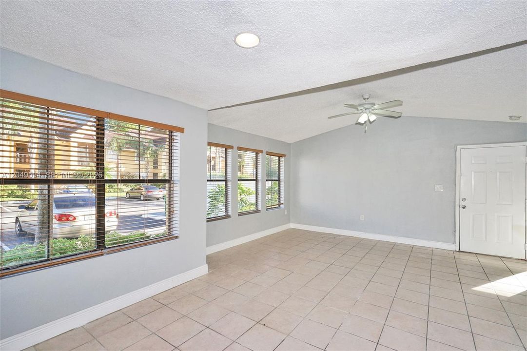 For Rent: $2,400 (2 beds, 2 baths, 979 Square Feet)