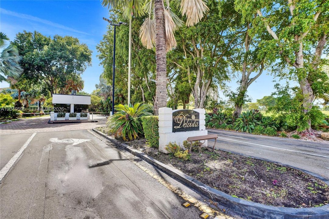 For Sale: $345,000 (1 beds, 1 baths, 872 Square Feet)