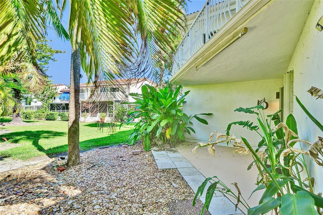 For Sale: $345,000 (1 beds, 1 baths, 872 Square Feet)