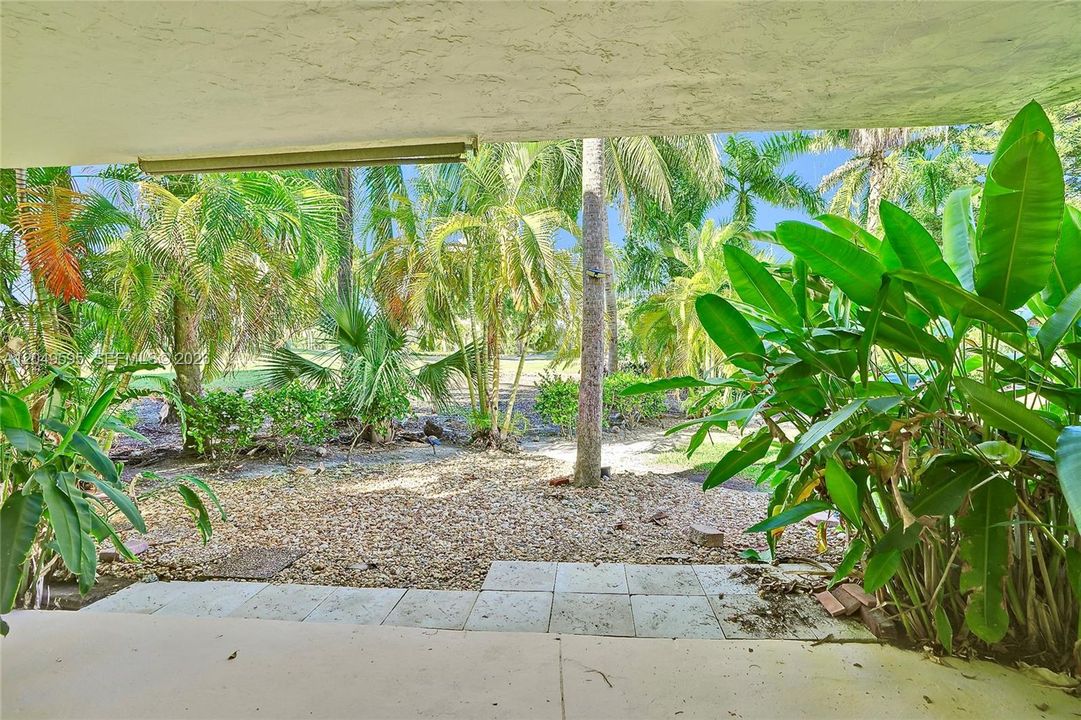For Sale: $345,000 (1 beds, 1 baths, 872 Square Feet)