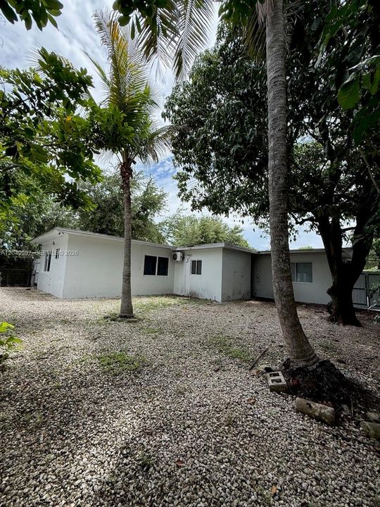 For Rent: $1,800 (1 beds, 1 baths, 1758 Square Feet)