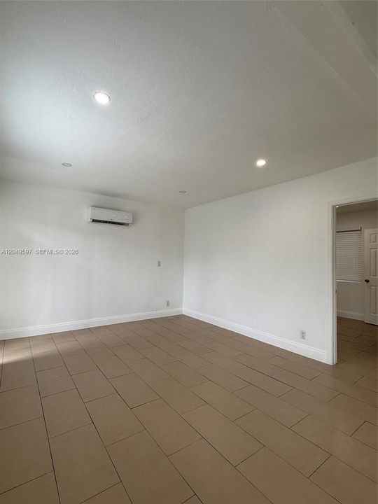 For Rent: $1,800 (1 beds, 1 baths, 1758 Square Feet)