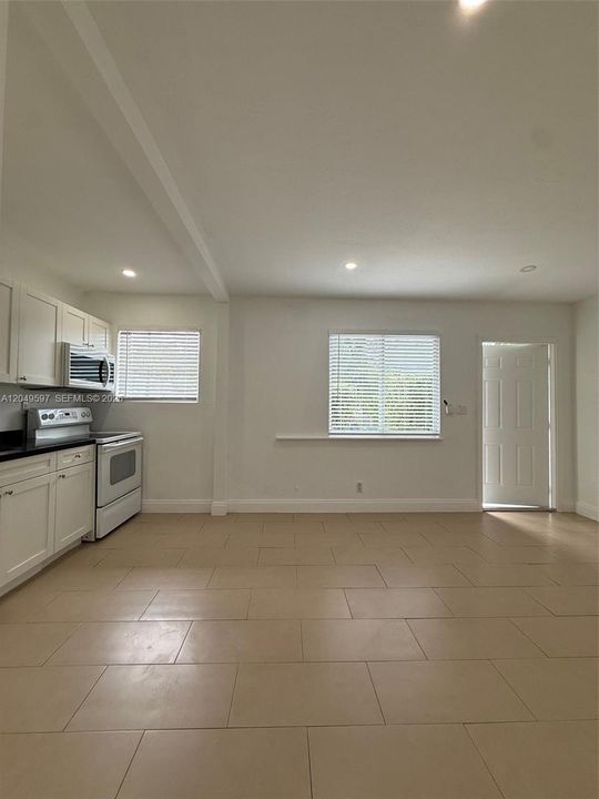 For Rent: $1,800 (1 beds, 1 baths, 1758 Square Feet)