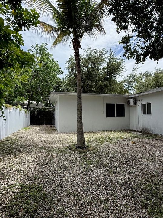 For Rent: $1,800 (1 beds, 1 baths, 1758 Square Feet)
