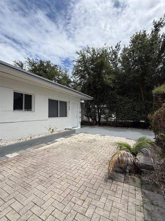 For Rent: $1,800 (1 beds, 1 baths, 1758 Square Feet)