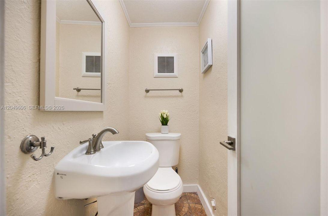 En Venta: $725,000 (4 camas, 2 baños, 1425 Pies cuadrados)