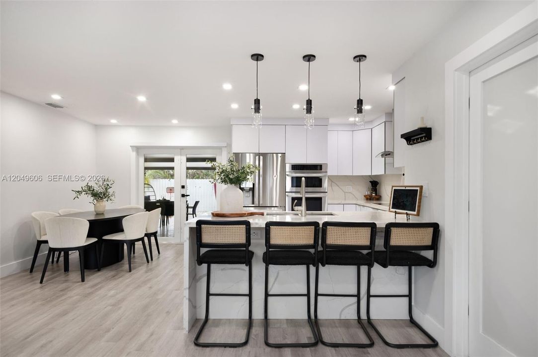 En Venta: $725,000 (4 camas, 2 baños, 1425 Pies cuadrados)