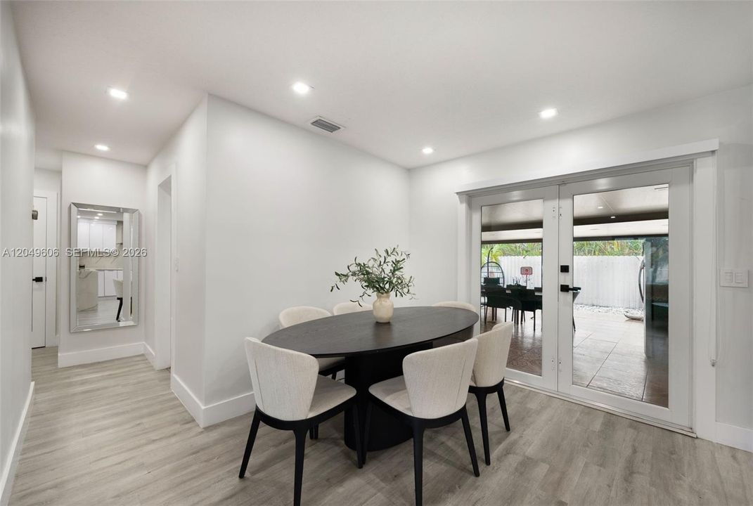 En Venta: $725,000 (4 camas, 2 baños, 1425 Pies cuadrados)