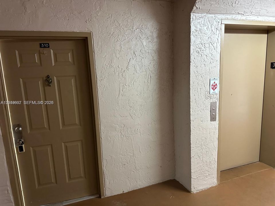 For Rent: $2,100 (2 beds, 2 baths, 877 Square Feet)