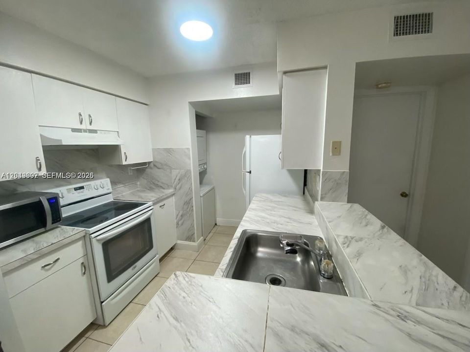 For Rent: $2,100 (2 beds, 2 baths, 877 Square Feet)