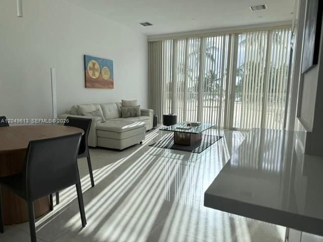 For Rent: $5,750 (1 beds, 1 baths, 930 Square Feet)