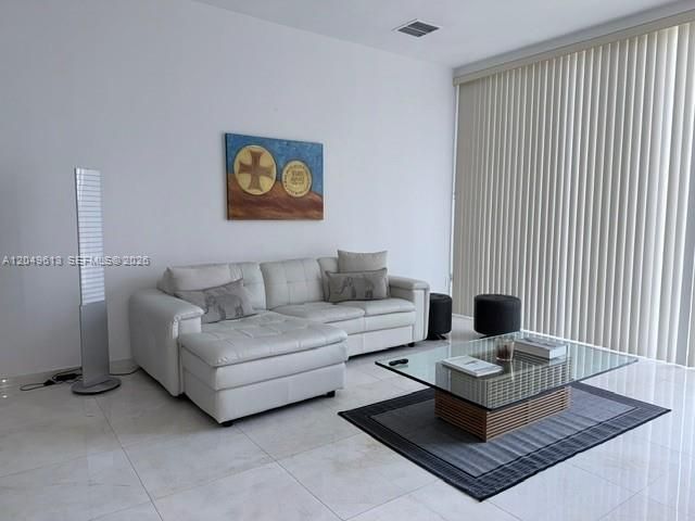 For Rent: $5,750 (1 beds, 1 baths, 930 Square Feet)