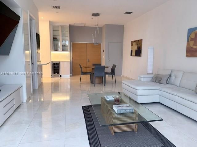 For Rent: $5,750 (1 beds, 1 baths, 930 Square Feet)