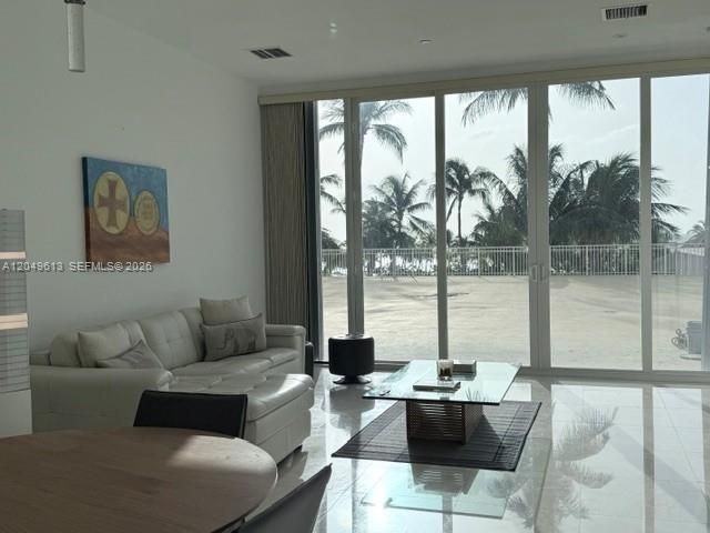 For Rent: $5,750 (1 beds, 1 baths, 930 Square Feet)