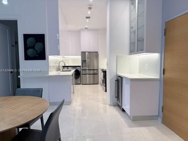 For Rent: $5,750 (1 beds, 1 baths, 930 Square Feet)