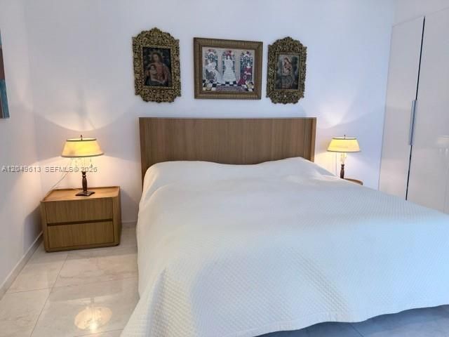 For Rent: $5,750 (1 beds, 1 baths, 930 Square Feet)