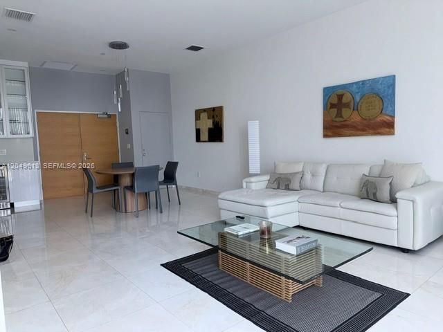 For Rent: $5,750 (1 beds, 1 baths, 930 Square Feet)