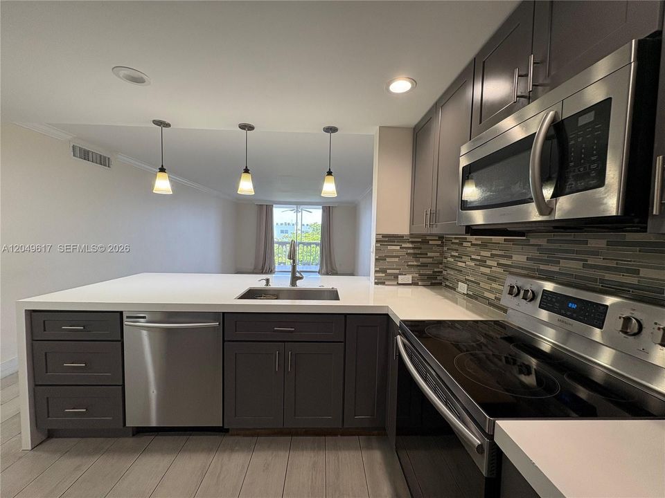 For Rent: $2,000 (1 beds, 1 baths, 847 Square Feet)