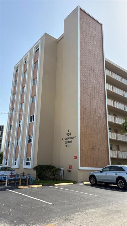 For Rent: $2,000 (1 beds, 1 baths, 847 Square Feet)