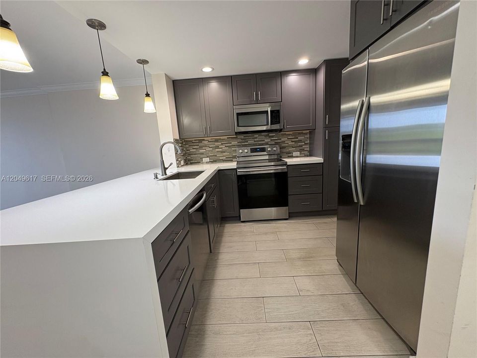 For Rent: $2,000 (1 beds, 1 baths, 847 Square Feet)