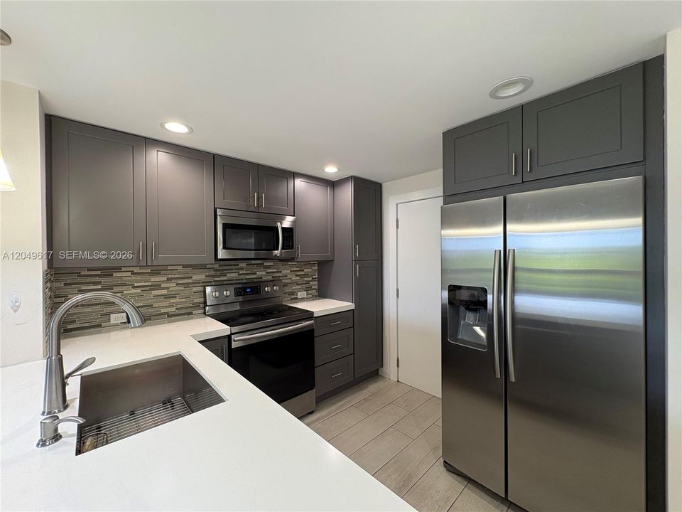 For Rent: $2,000 (1 beds, 1 baths, 847 Square Feet)
