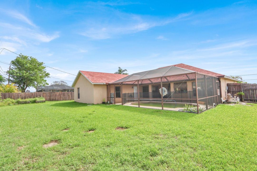 Spacious Back Yard