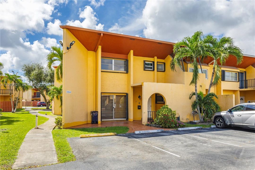 For Rent: $3,100 (3 beds, 2 baths, 1737 Square Feet)