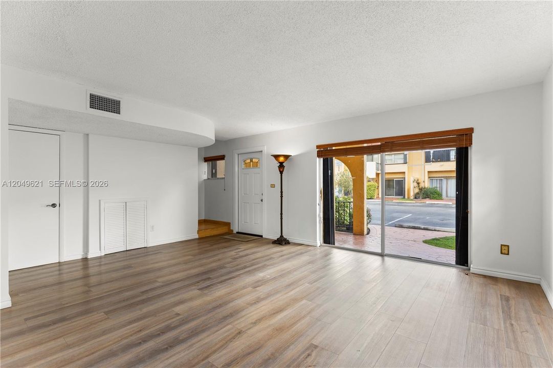 For Rent: $3,100 (3 beds, 2 baths, 1737 Square Feet)