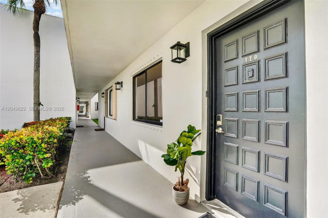 For Rent: $1,950 (2 beds, 2 baths, 890 Square Feet)