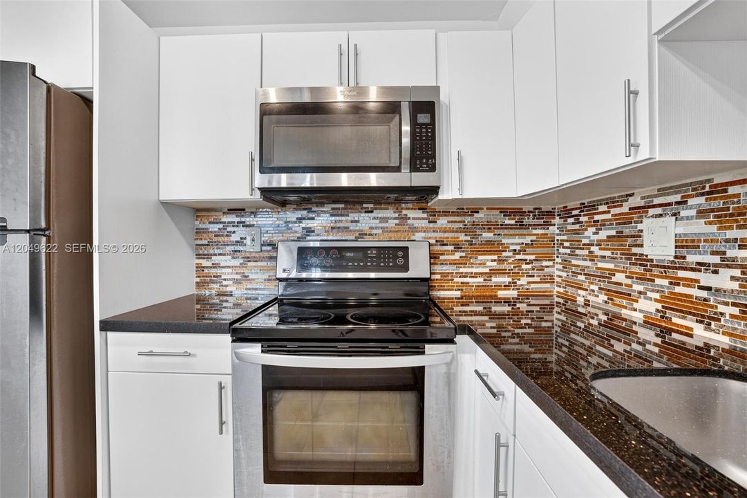 For Rent: $1,950 (2 beds, 2 baths, 890 Square Feet)