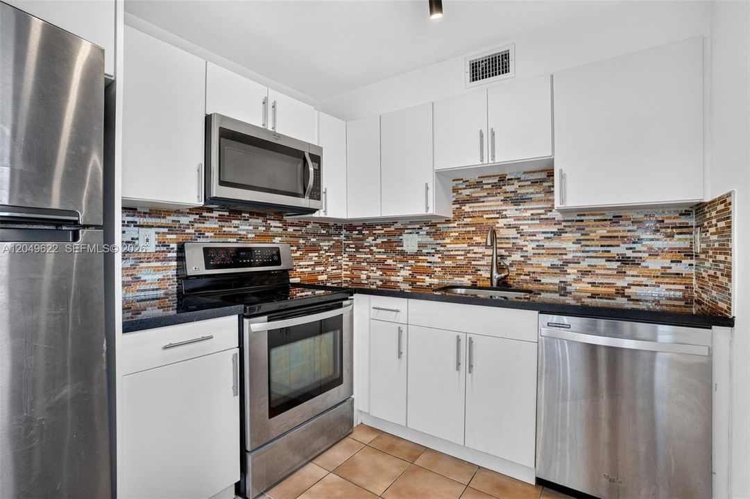 For Rent: $1,950 (2 beds, 2 baths, 890 Square Feet)