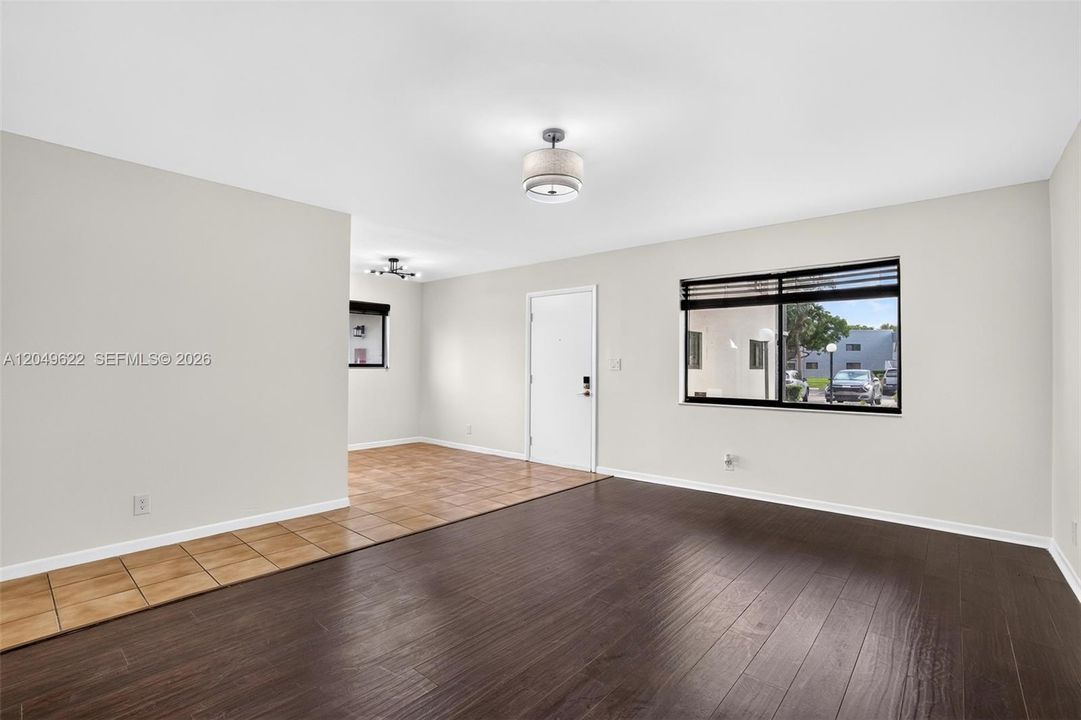 For Rent: $1,950 (2 beds, 2 baths, 890 Square Feet)