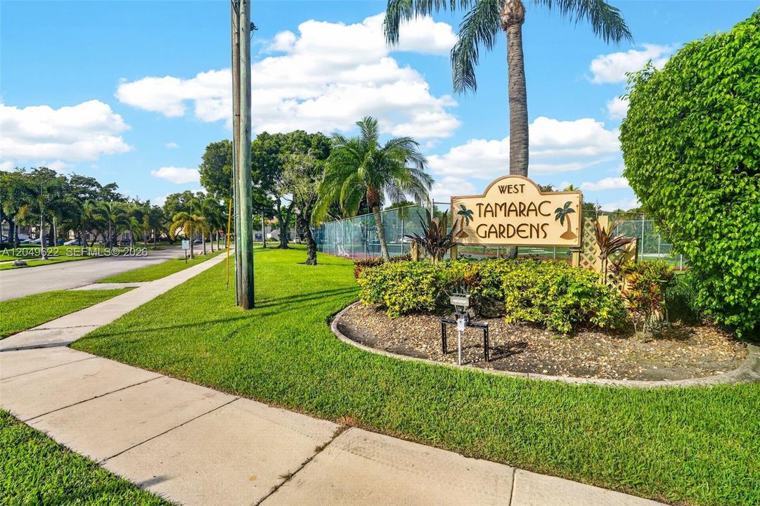 For Rent: $1,950 (2 beds, 2 baths, 890 Square Feet)