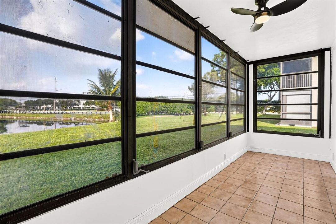 For Rent: $1,950 (2 beds, 2 baths, 890 Square Feet)