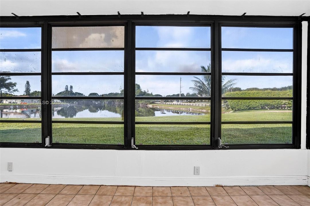 For Rent: $1,950 (2 beds, 2 baths, 890 Square Feet)