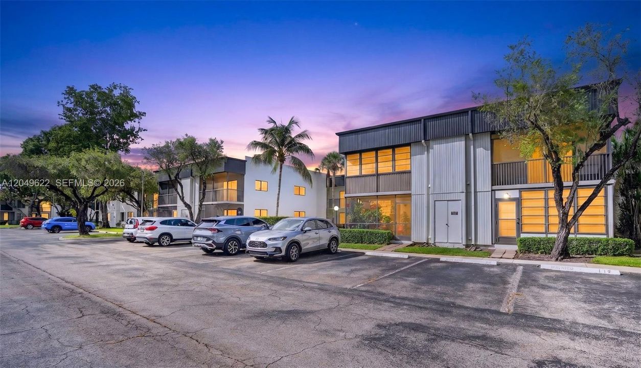 For Rent: $1,950 (2 beds, 2 baths, 890 Square Feet)