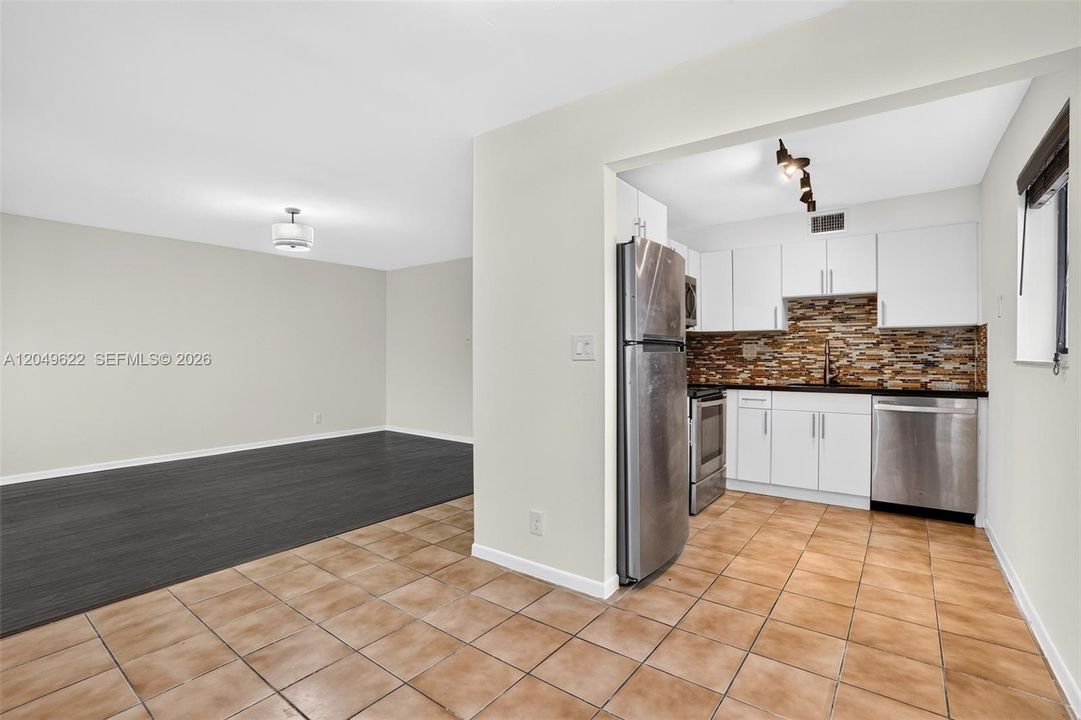 For Rent: $1,950 (2 beds, 2 baths, 890 Square Feet)