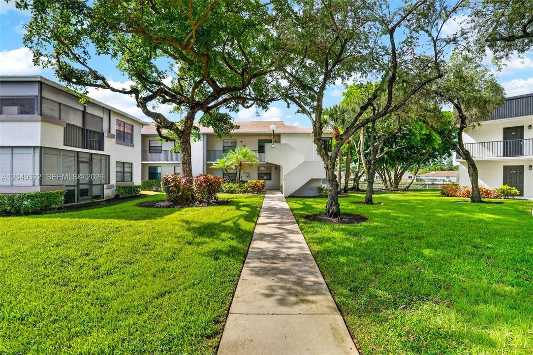 For Rent: $1,950 (2 beds, 2 baths, 890 Square Feet)