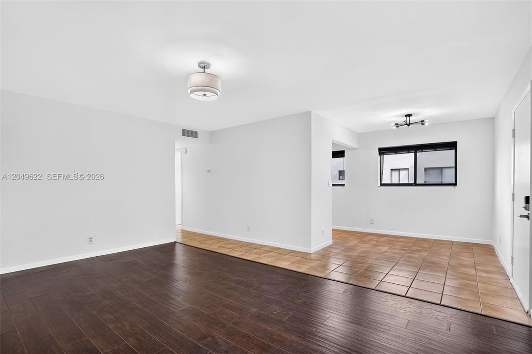 For Rent: $1,950 (2 beds, 2 baths, 890 Square Feet)