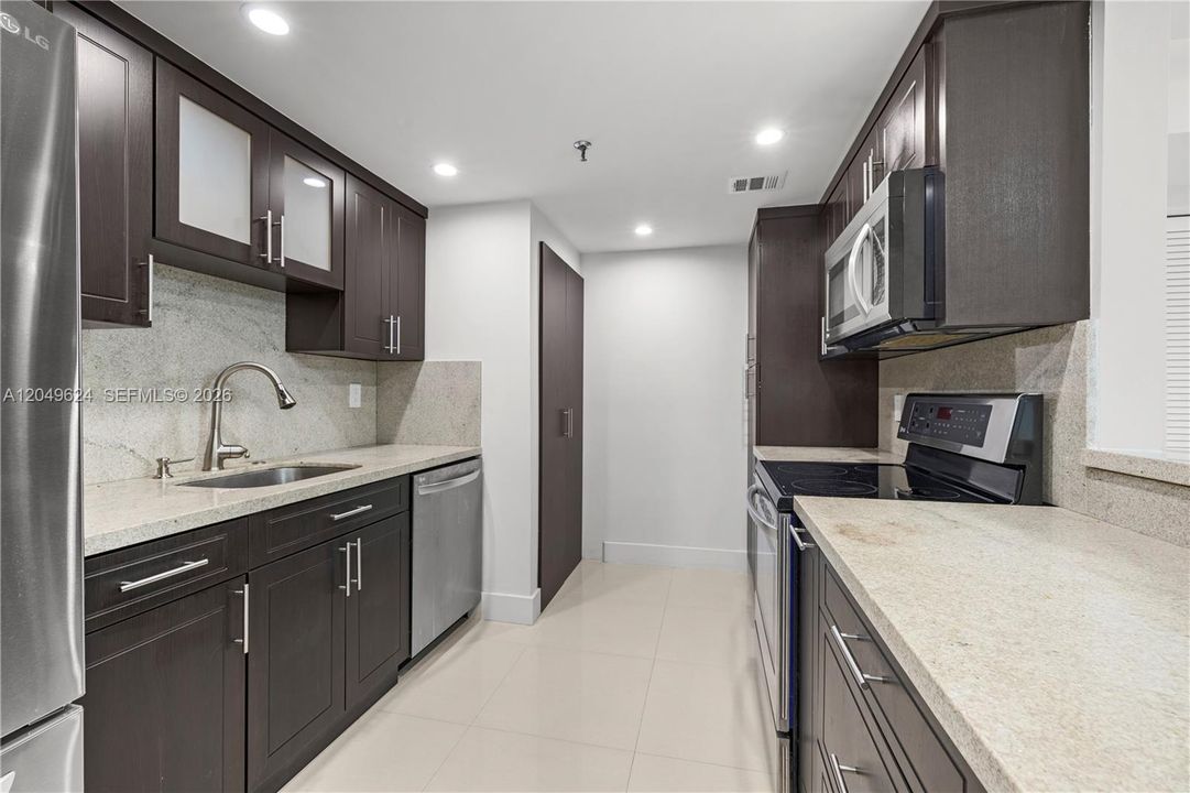 For Rent: $3,800 (1 beds, 1 baths, 994 Square Feet)