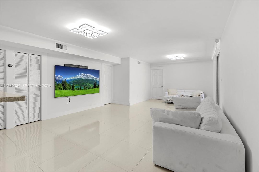 For Rent: $3,800 (1 beds, 1 baths, 994 Square Feet)