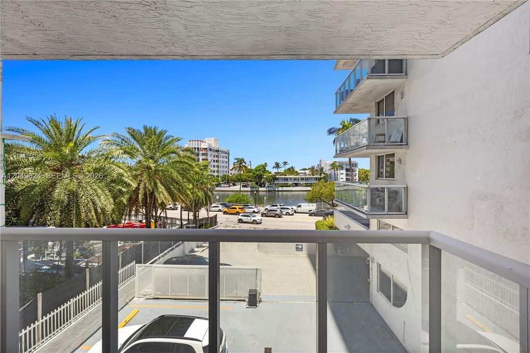 For Rent: $3,800 (1 beds, 1 baths, 994 Square Feet)